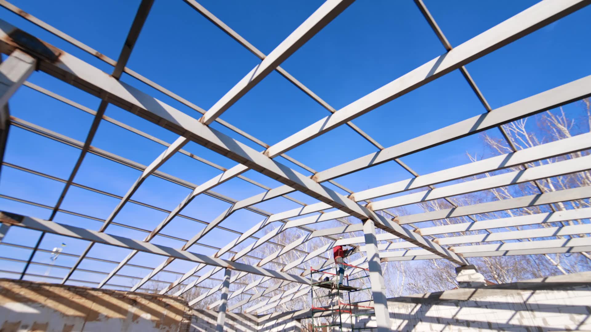 Estructura metálica en fase de montaje